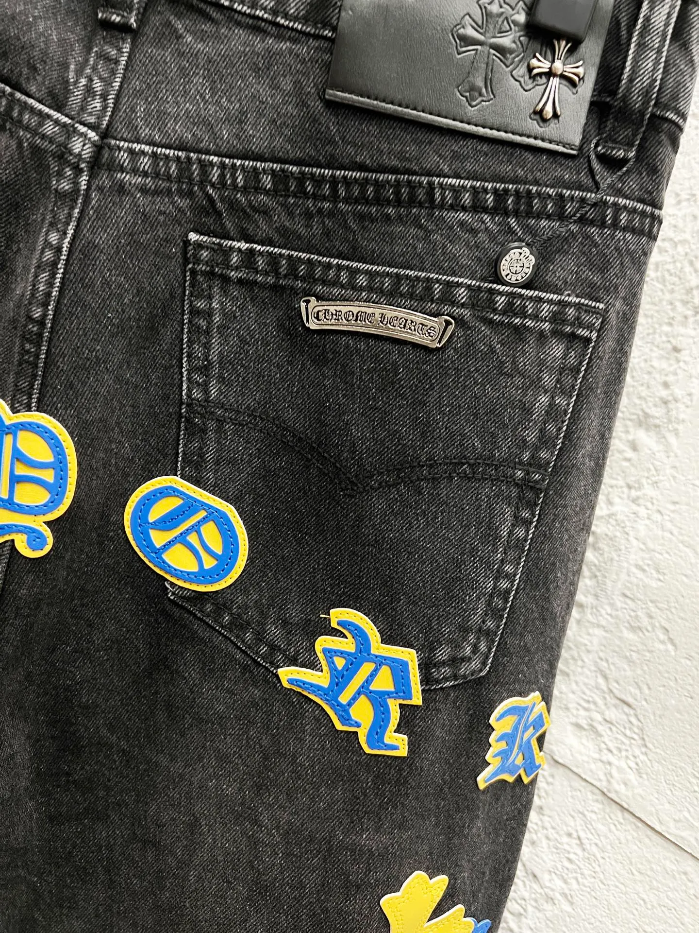 🅿️270 Style No.: H929 Chrome hearts & Chrome hearts 25ss blue and yellow leather black pants cross patch leather jeans CH Chrome hearts double knee cross patch leather bo1 version logging pants straight working pants B136 Chrome hearts cross Sanskrit overalls Counter price 24W level, patchwork cross flower embellishment, high waist washed jeans! ! Absolutely high-end luxury products, 1.9W level god-level single products, super popular products, made by top heavy industry, not to be missed. About Zangyin, this is an extremely luxurious fashion brand, which can also be called the nobles of the high street. It has always been an exclusive brand of some hipsters or rich second generation. Compared with ordinary high streets, it is more luxurious and noble. Compared with luxury brands, it has a more fashionable personality and has always been a brand that I have a special liking for. Imported yarn is custom-woven into a high-density twill canvas. While ensuring a stiff silhouette, the fabric feels very delicate. It follows the B01 classic silhouette. The upper body is stiff and stylish. The ready-made garments are stone-ground and fermented and can be matched with any style. Buttons and zinc brushing are washed with genuine YKK retro metal products. Double-layered canvas on the front. Perfect details. All hardware is perfect. Size: 30-32-34-36 Color: blue-yellow leather and black pants.